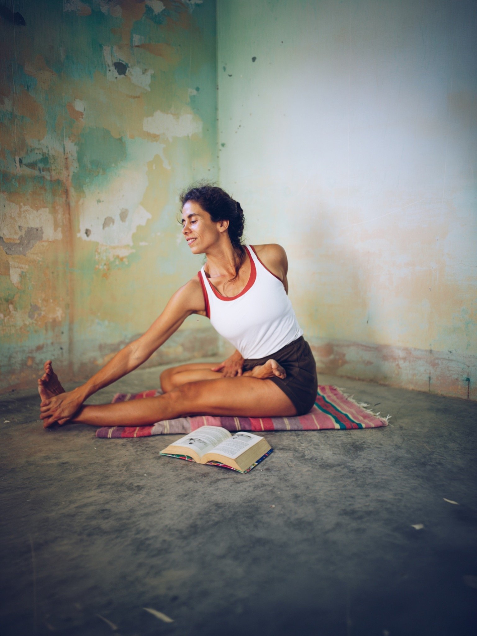 Flor Gama practicando yoga