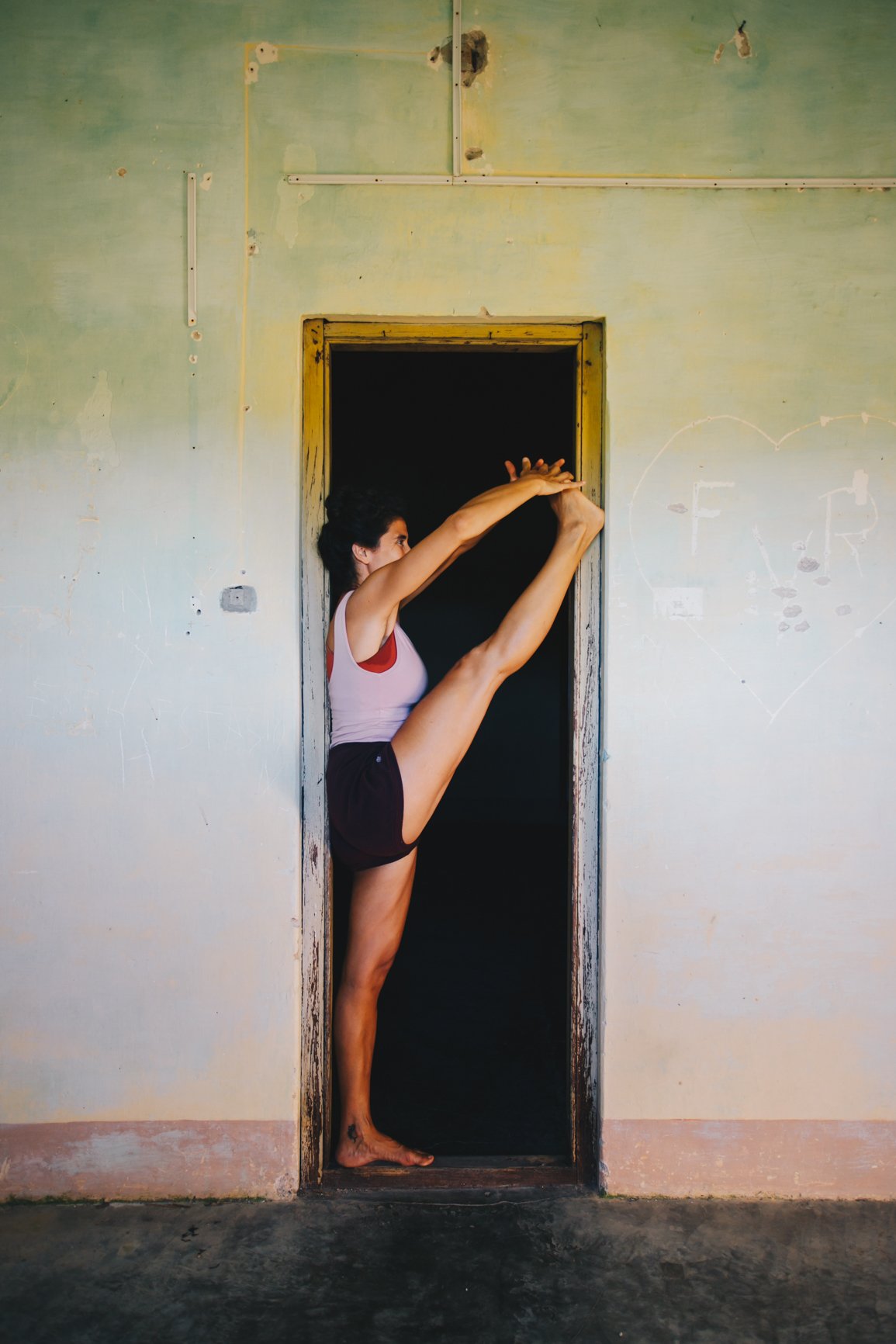 Flor Gama realizando una postura de yoga